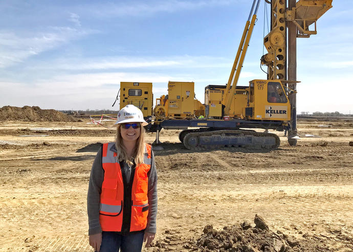 Projektmanagerin auf der Baustelle in Nord Amerika