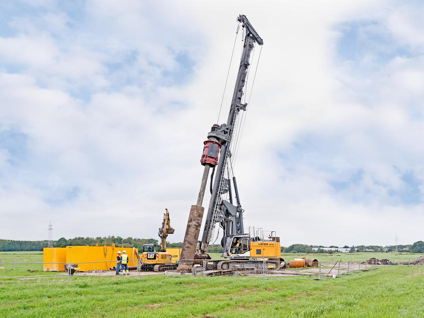 Drehbohranlage für Gründung einer Hochspannungsleitung